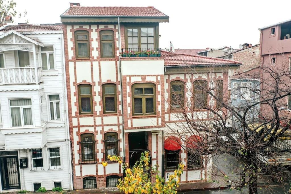 Historical Greco-Ottoman Pavilion Near Tram In Fatih Istanbul Eksteriør billede