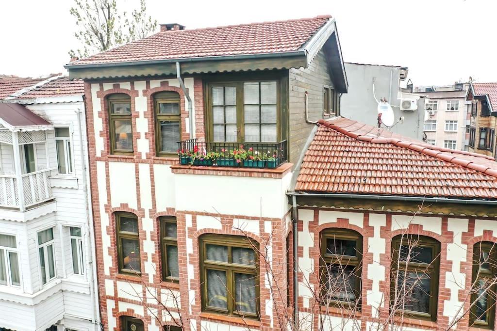 Historical Greco-Ottoman Pavilion Near Tram In Fatih Istanbul Eksteriør billede
