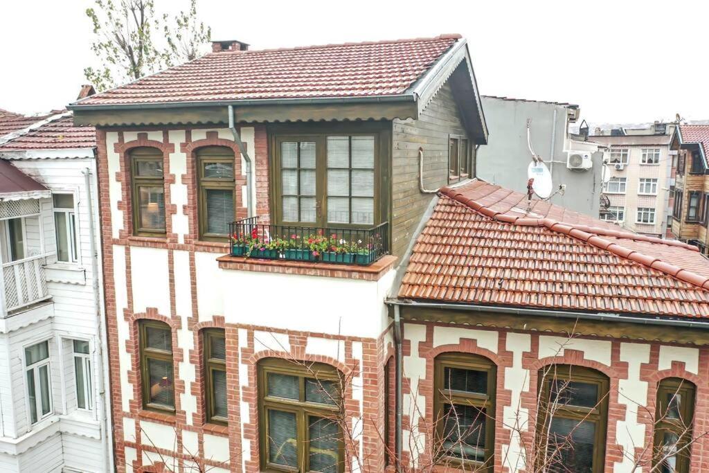 Historical Greco-Ottoman Pavilion Near Tram In Fatih Istanbul Eksteriør billede